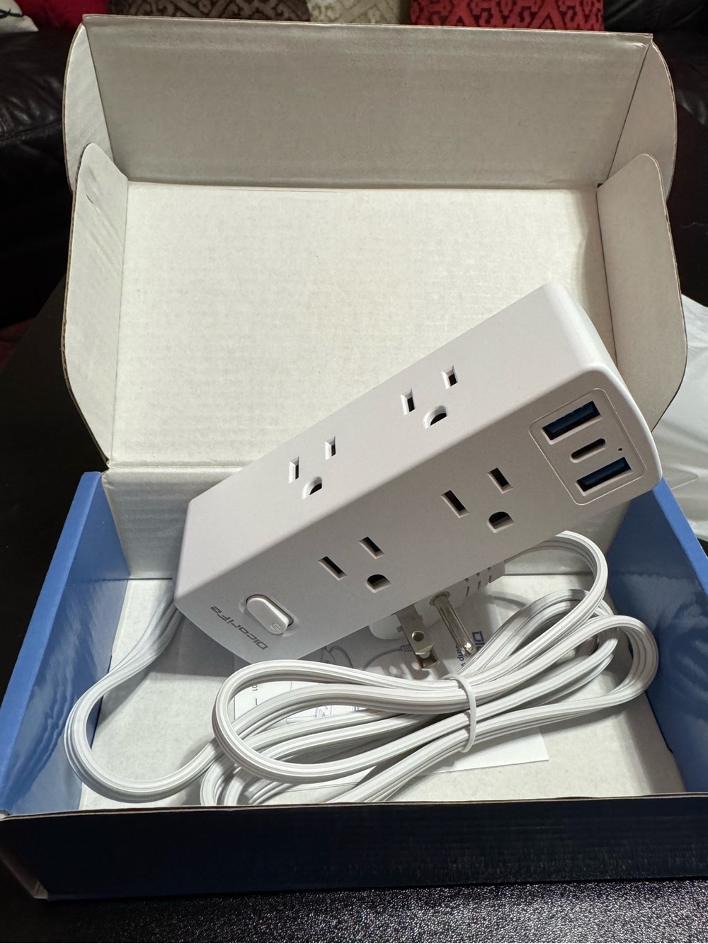 Olcorife 3-sided flat plug power strip featuring 6 AC outlets and 3 USB ports.
